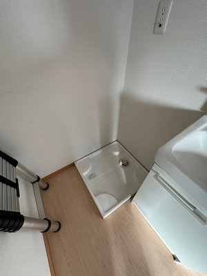 【設備】 | グレーシア | 独立洗面台横にある室内洗濯機置き場です♪防水パンが付いているので万が一の漏水にも安心です！