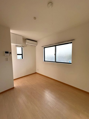 【洋室】 | グレーシア | 洋室6.7帖☆角部屋二面採光のお部屋です！エアコン付きで1年中快適に過ごせますね☆