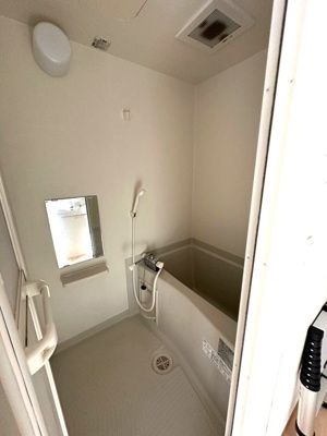 【浴室】 | グレーシア | 清潔感のある浴室です♪ゆったりお風呂に浸かって一日の疲れもすっきりリフレッシュできますね☆