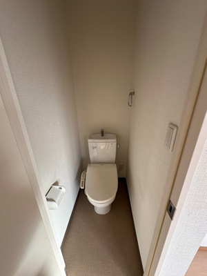 【トイレ】 | グレーシア | トイレは温水洗浄便座付き♪人気のバストイレ別です♪横にはタオルを掛けられるハンガーもあります♪