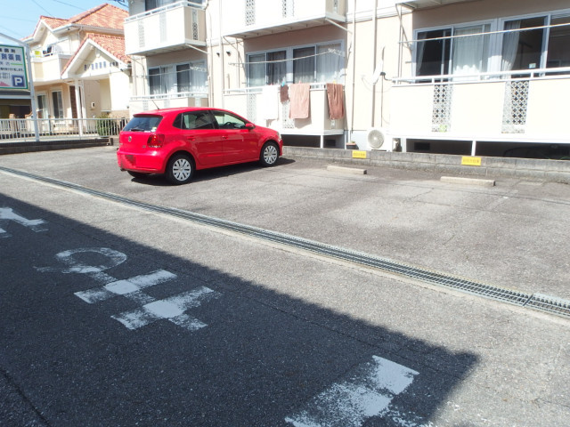 プレジール明和Bの駐車場