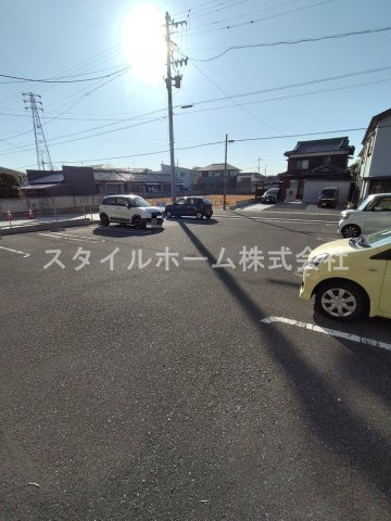 カーサ　メディオの駐車場