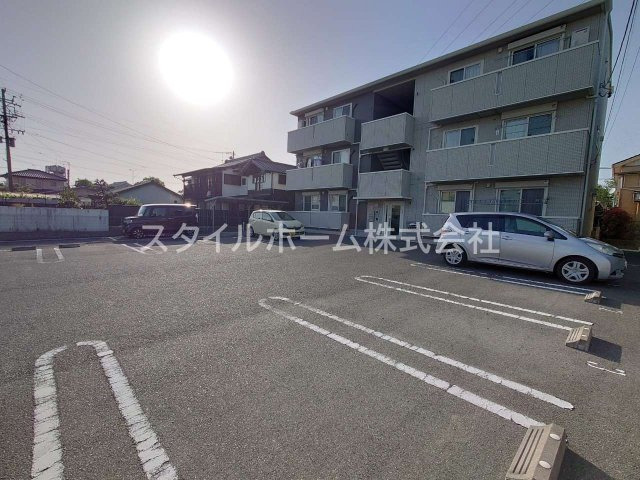 カーサ　メディオの駐車場