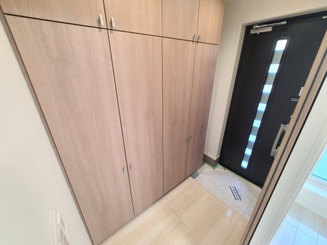 浦和区岸町4丁目戸建の玄関|★玄関スペースに大容量のシューズボックスを設置★