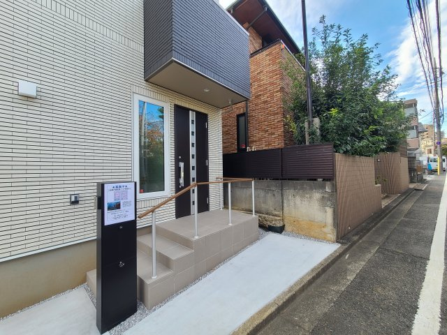 浦和区岸町4丁目戸建のエントランス|★建物エントランスの画像です★