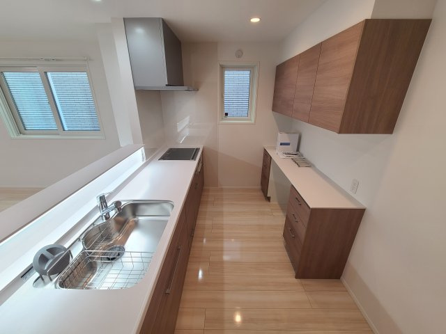 浦和区岸町4丁目戸建のキッチン|★広々キッチンスペース！便利なキッチンカウンター＆上部収納を設置★