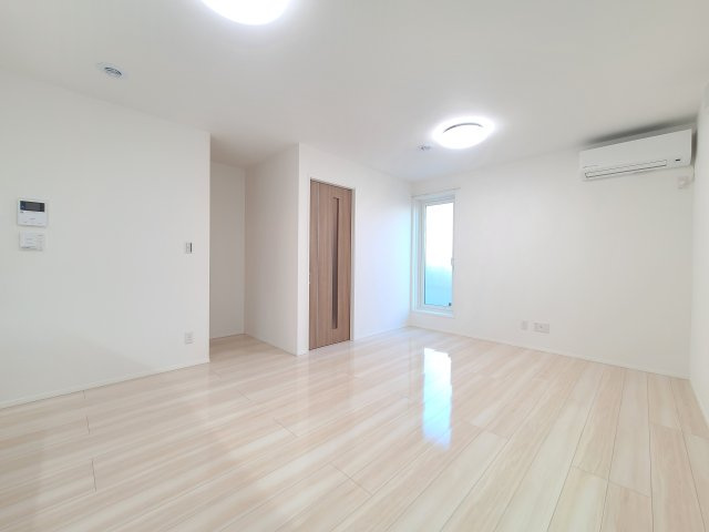 浦和区岸町4丁目戸建の居間・リビング|★広々リビングの画像です★