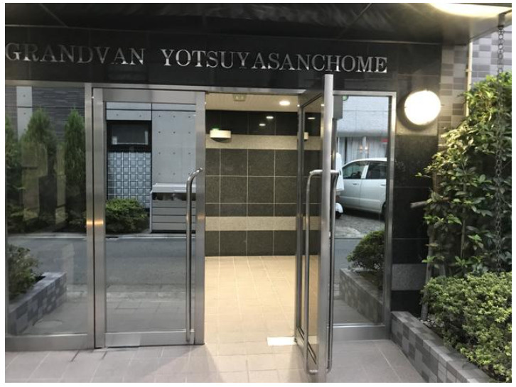 グランヴァン四谷三丁目のエントランス