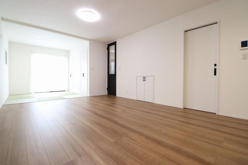 LAVIE　水泥2501の居間・リビング|和室と繋がって開放感のある