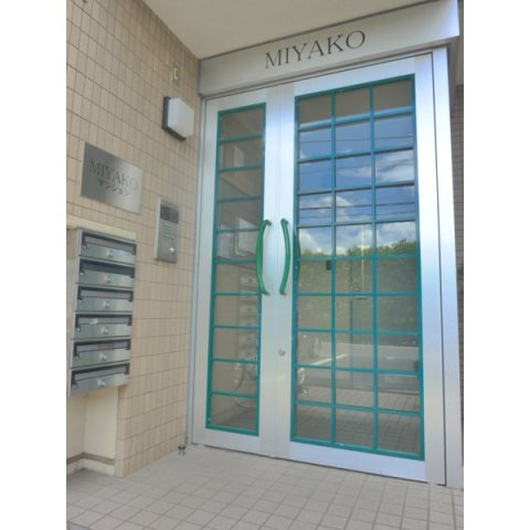 MIYAKOマンションのエントランス