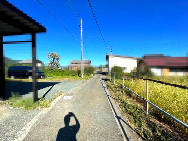 高島市今津町梅原112坪土地の前面道路含む現地写真