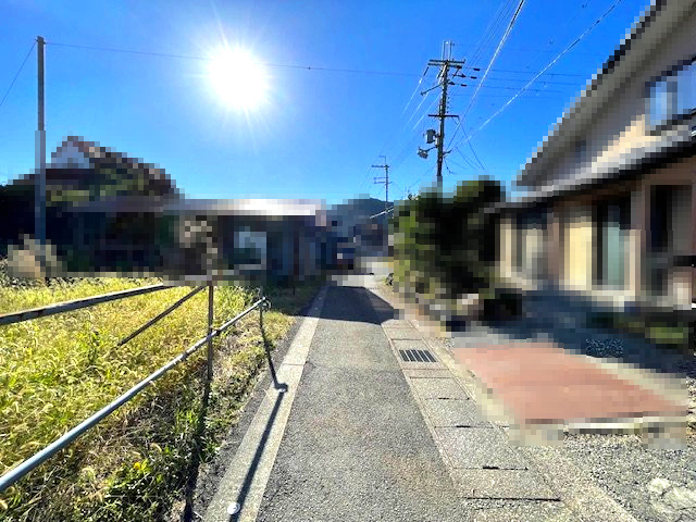 高島市今津町梅原112坪土地の前面道路含む現地写真