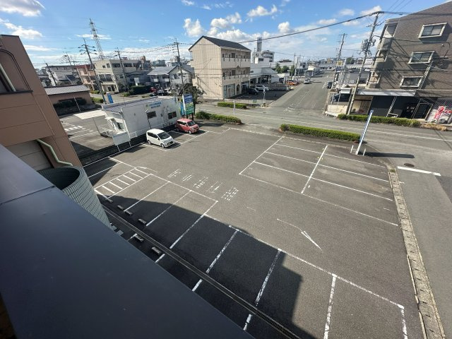 厚花ビルの駐車場