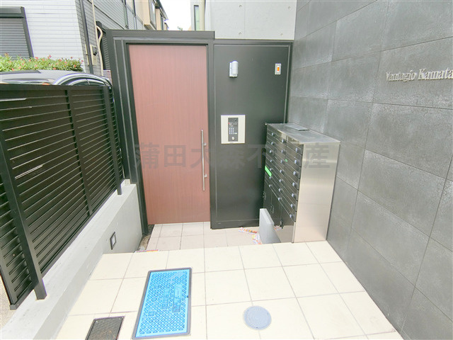 ヴァンテジオ蒲田のエントランス|TVモニター付オートロック　宅配BOXメールBOX　エントランス