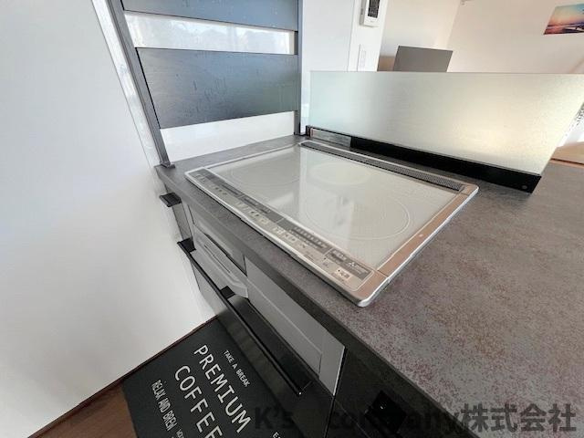 ■高座郡寒川町宮山　中古戸建②のキッチン|お手入れのしやすいIHクッキングヒーター☆小さなお子様のいるご家庭にも安心の設備です♪