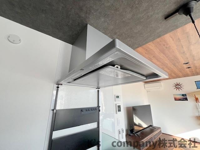 ■高座郡寒川町宮山　中古戸建②のキッチン|お手入れ簡単なスリムタイプのレンジフード♪