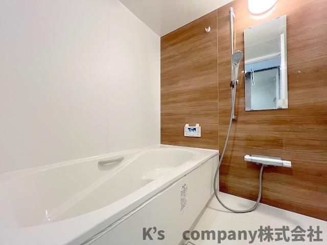 ■高座郡寒川町宮山　中古戸建②の浴室|木目調のアクセントパネルが、温かみを感じられる心地の良い空間にしてくれています☆