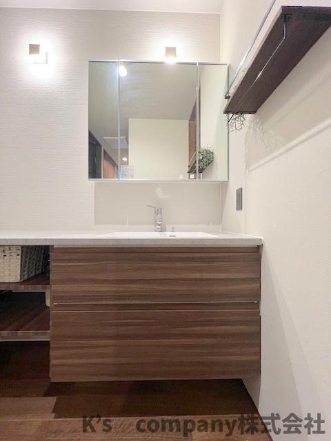 ■高座郡寒川町宮山　中古戸建②の独立洗面台|三面鏡の内側には小物収納が充実しています◇