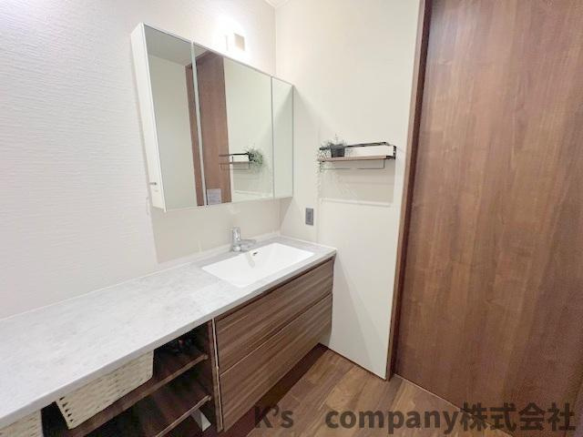 ■高座郡寒川町宮山　中古戸建②の独立洗面台|朝の忙しい時間帯にも、ストレスなくご家族が準備できるゆとりのあるスペース♪