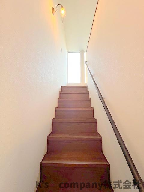 ■高座郡寒川町宮山　中古戸建②の内装|手すり付きの階段☆小さなお子様やご年配の方も安心の仕様です◇