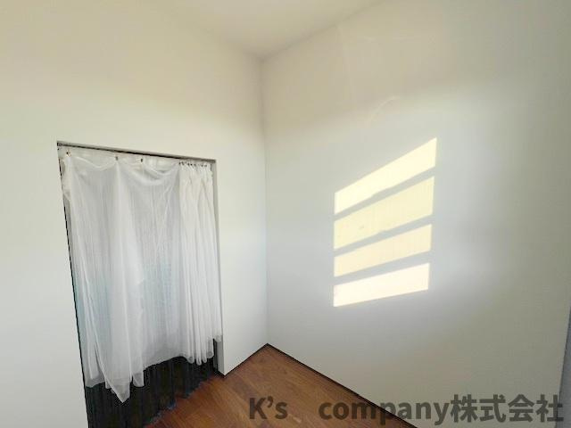 ■高座郡寒川町宮山　中古戸建②の洋室|家にいながら気分転換ができる自然光が差し込むヌックスペースで、一人時間を満喫することができます☆