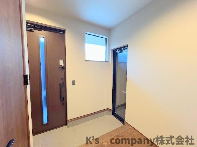 ■高座郡寒川町宮山　中古戸建②の玄関|玄関ホールは広々とした広さがあり、右手のドアからはガレージへとつながります☆