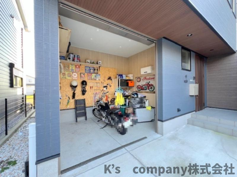 ■高座郡寒川町宮山　中古戸建②の駐車場|電動シャッター付きバイクガレージ☆雨風や日差しからバイクを守るだけでなく、防犯性も高く安心して保管できます◇バイク以外にも趣味のトレーニング器具等を置いてワークアウトスペースなどにもお勧めです♪