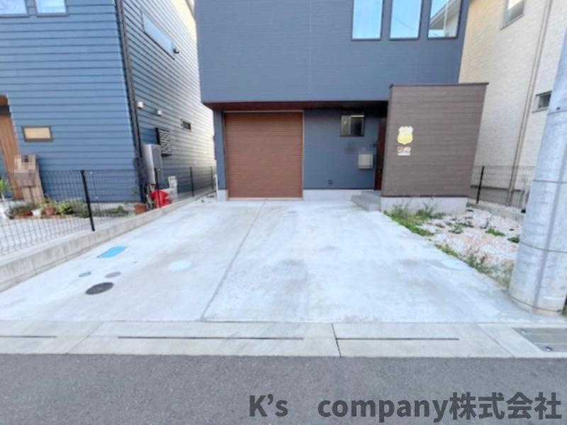 ■高座郡寒川町宮山　中古戸建②の駐車場|駐車スペース◇並列２台可能です◇前面道路は開発道路で、住民以外の通行が少ないため小さなお子様のいるご家庭も安心です♪