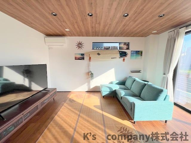 ■高座郡寒川町宮山　中古戸建②の居間・リビング|天井と床は木目調で、柔らかな自然のぬくもりを感じさせる落ち着きとデザイン性を兼ね備えた、くつろぎスペース☆
