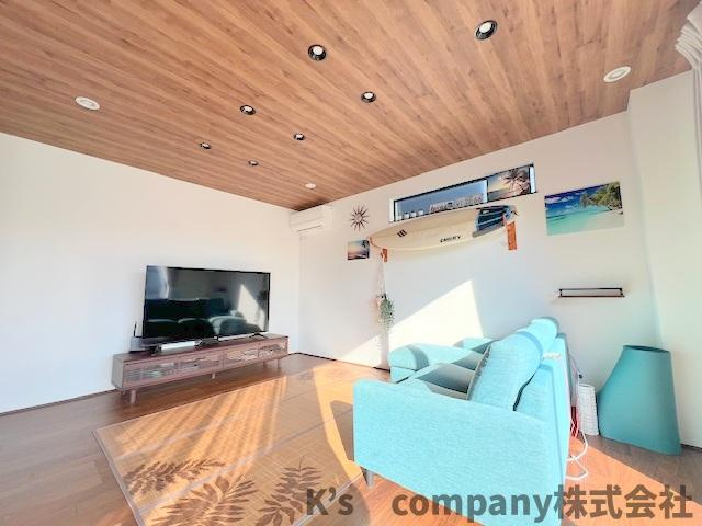 ■高座郡寒川町宮山　中古戸建②の居間・リビング|壁面にはお気に入りのアイテムをディスプレイして、自分好みのリビングにすることもできます◇