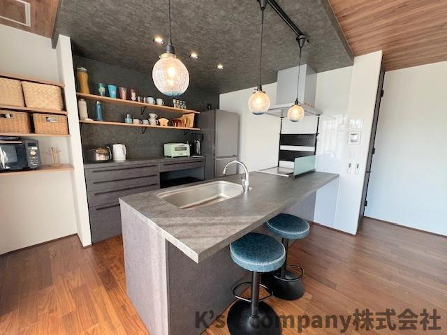 ■高座郡寒川町宮山　中古戸建②のキッチン|重厚感のあるおしゃれなカウンタ―キッチン☆複数人での調理が可能な幅のある作業スペースで、毎日のお料理時間が楽しく感じられる空間です♪