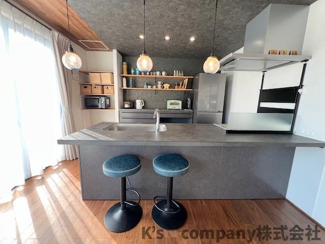 ■高座郡寒川町宮山　中古戸建②のキッチン|上部にはデザイン性の高いペンダントライトが手元を明るく照らし、スタイリッシュな空間を演出しています◇