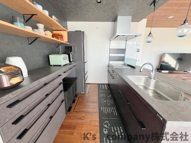 ■高座郡寒川町宮山　中古戸建②のキッチン|キッチンスペースにもゆとりがあり、備え付けの収納は整理のしやすさ、取り出しやすさも考慮されていて、おしゃれなキッチンの空間を保てる理想の収納になっています♪