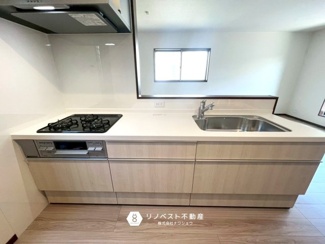 東大阪市日下町8丁目戸建のキッチン|対面式システムキッチンです♪3口コンロでお料理の作業効率アップします！