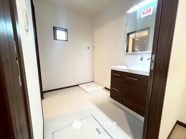 東大阪市日下町8丁目戸建の洗面所|収納ラックも置けそうなぐらいスペースがございます♪