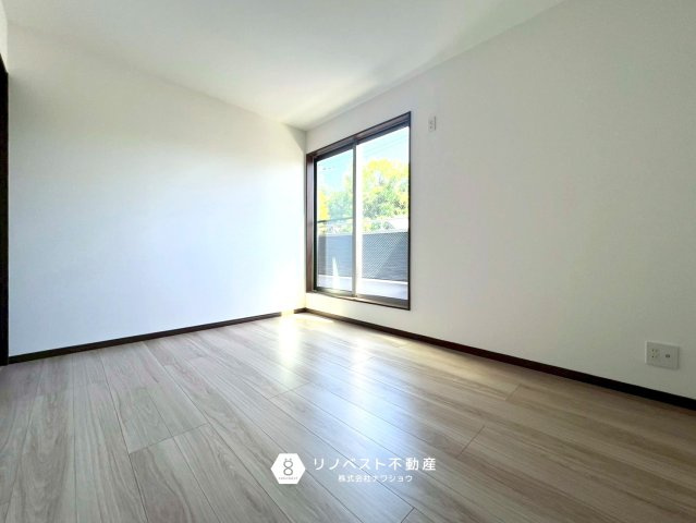 東大阪市日下町8丁目戸建の洋室|バルコニーに出られる窓があります！陽当たり良好◎