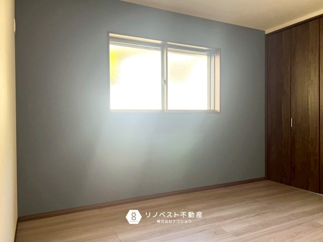 東大阪市日下町8丁目戸建の洋室|アクセントクロスが特徴◎インテリアに馴染む色合いです♪