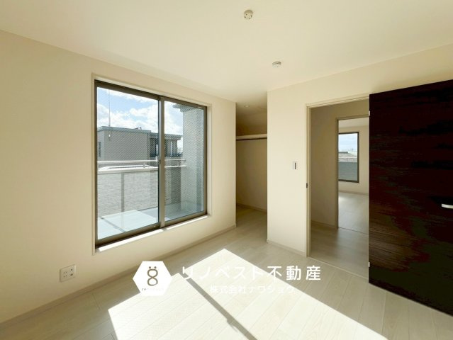 東大阪市永和３丁目の洋室|3階の洋室は、どの洋室からでもバルコニーに出ることができます！陽当たりも良いので明るい室内ですね！