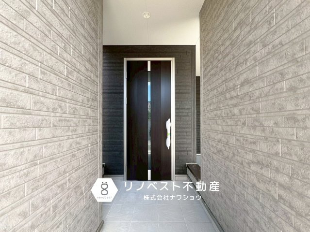 東大阪市永和３丁目の玄関|広々とした玄関前で屋根もあるので雨の日でも安心ですね◎