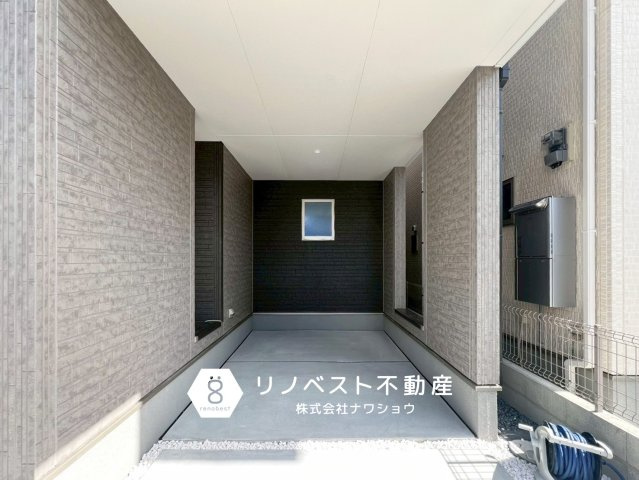 東大阪市永和３丁目の玄関|屋根付きのガレージなので愛車が雨に濡れる心配がありません◎