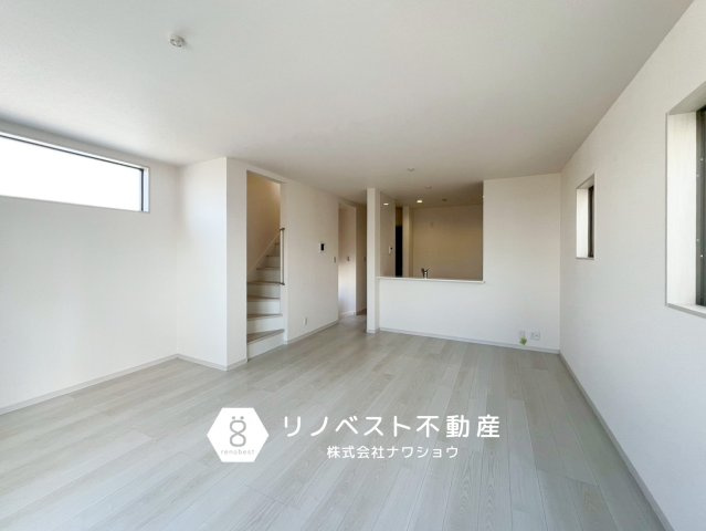 東大阪市永和３丁目の居間・リビング|広々としたリビングで陽当たりも良く家族団らんの場としても最適ですね♪