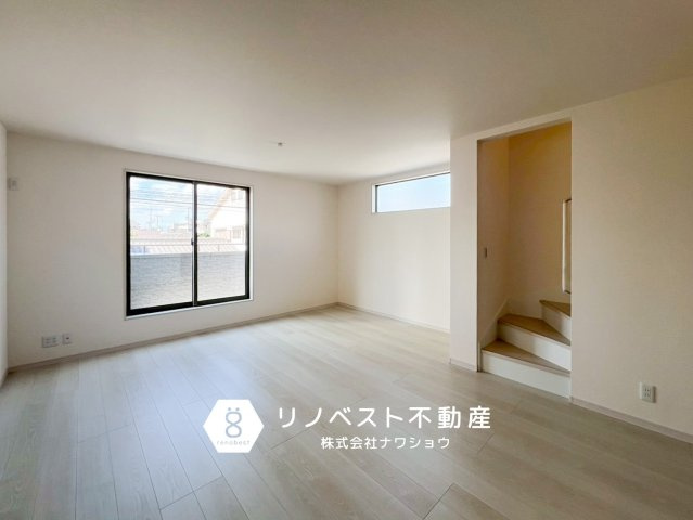 東大阪市永和３丁目の居間・リビング|リビングからバルコニーに出ることができます！洗面室が同じ階にあるので洗濯物を干す際に階段の昇り降りをしなくて済むので楽ですね！