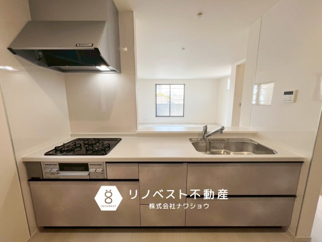 東大阪市永和３丁目のキッチン|キッチンからリビングを見渡せるのでお料理をしながら家族との会話も弾みそうですね♪