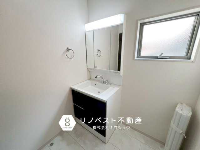 東大阪市永和３丁目の独立洗面台|3面鏡付の洗面台なので身支度も楽々です♪洗濯置き場も広々としているのでドラム式でも置けそうですね！