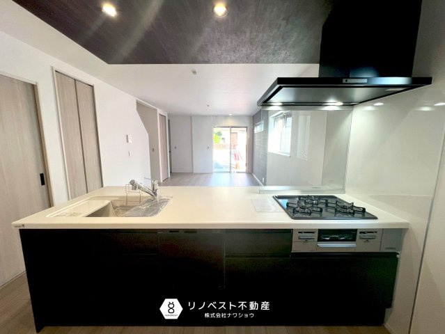 東大阪市第1豊浦町のキッチン|黒基調のキッチンなので汚れも目立ちにくい設計になっております。