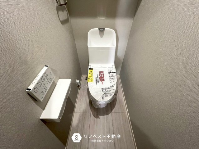 東大阪市第1豊浦町のトイレ|トイレットペーパーホルダーが2つ設置されているので頻繁に替える必要がなくて楽ですね♪