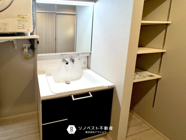 東大阪市第1豊浦町の独立洗面台|洗面台の横には棚が設置されているので洗剤のストックや日用品を収納しておけるのは便利ですね◎