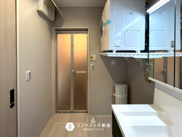 東大阪市第1豊浦町の洗面所|乾燥機の下には洗濯機を置ける充分なスペースがございます！