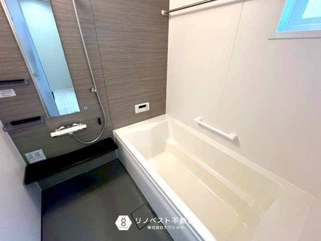 東大阪市第1豊浦町の浴室|広々としたバスタブで足を伸ばしてリラックスして頂けます♪手すりもついているので転倒防止に役立ちますね！