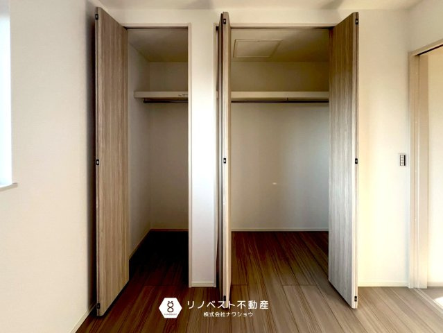 東大阪市第1豊浦町の収納|ハンガーパイプ付きのクローゼットなのでお洋服の整理がしやすそうですね！
上部の棚には普段あまり使わない物を収納しておけますね◎